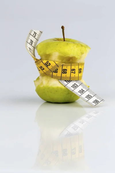Pomme avec ruban à mesurer — Photo