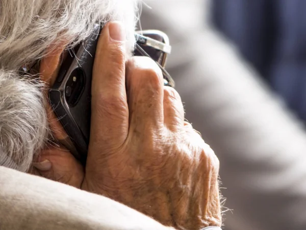 Senior está hablando en un teléfono móvil — Foto de Stock