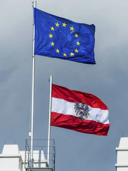 EU-vlag en de vlag van Oostenrijk — Stockfoto