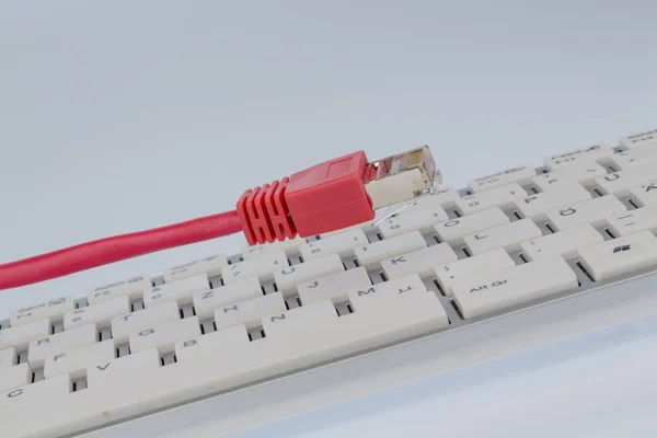 Cabo de rede no teclado — Fotografia de Stock