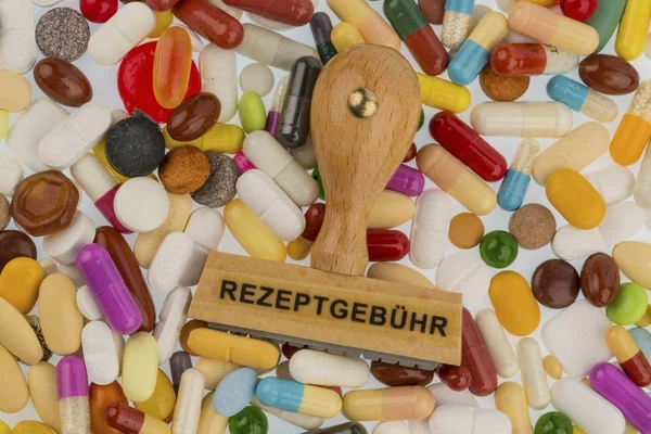 Carimbo em comprimidos coloridos — Fotografia de Stock