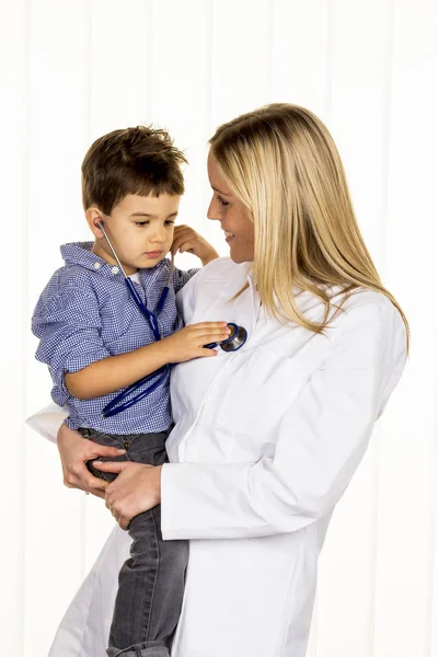 Doctor and little boy — Stock Photo, Image
