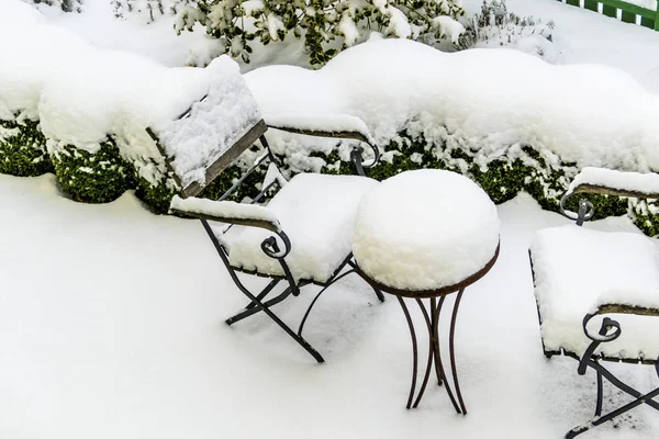 Muebles de jardín cubiertos de nieve — Foto de Stock