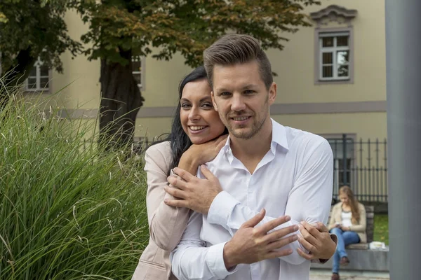 Amorous couple in a park — Stock Photo, Image