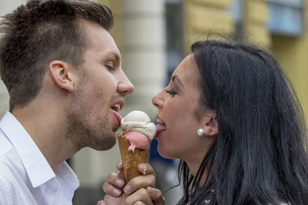 Paar etende ijsjes — Stockfoto