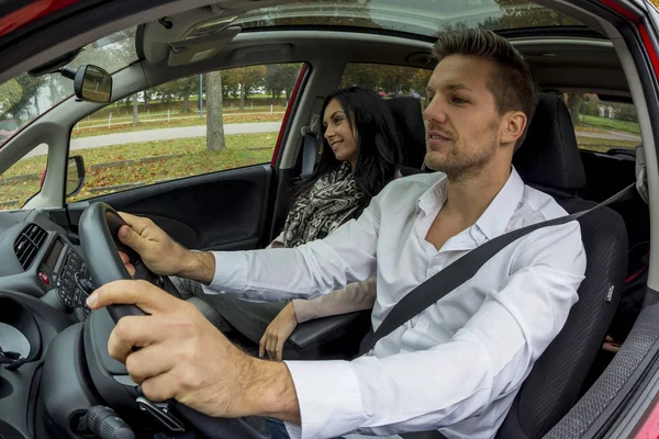 Paar is het rijden in een auto — Stockfoto