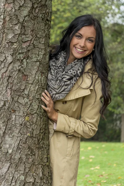 Jonge vrouw met boom — Stockfoto