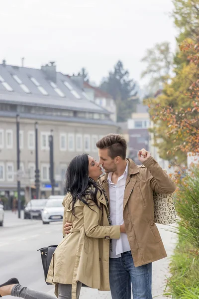 Loving couple on a city stroll — Stock Photo, Image