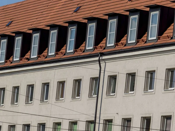 Umgebaute Wohnungen im Dachgeschoss — Stockfoto