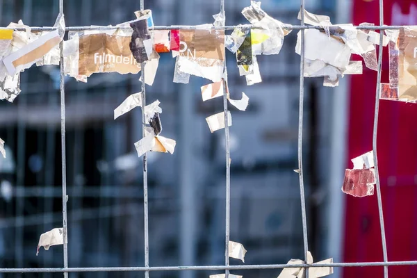 Morceaux de papier sur une clôture métallique — Photo