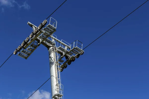 Teleférico e céu azul — Fotografia de Stock