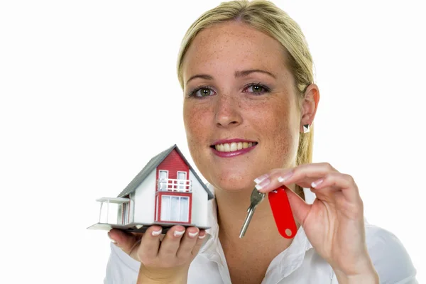 Agente imobiliário com casa e chave — Fotografia de Stock