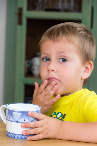 Ребенок с чашкой — стоковое фото