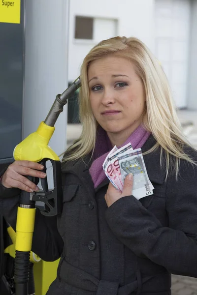 Mujer repostando en gasolinera — Foto de Stock