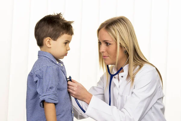 Doctor y niño pequeño — Foto de Stock