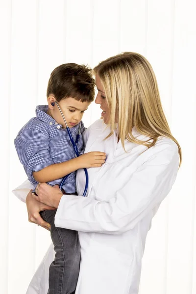 Doctor y niño pequeño — Foto de Stock