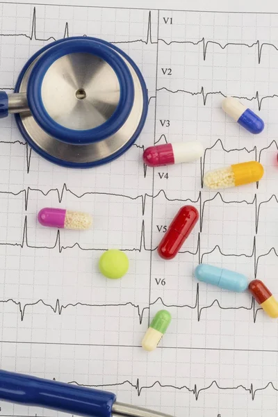 Stethoskop und Tabletten auf einem EKG — Stockfoto