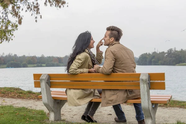 Zamilovaný pár na lavičce v parku — Stock fotografie