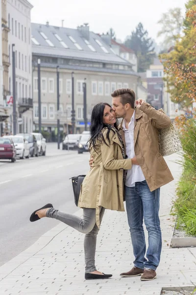 A városi sétát szerető pár — Stock Fotó