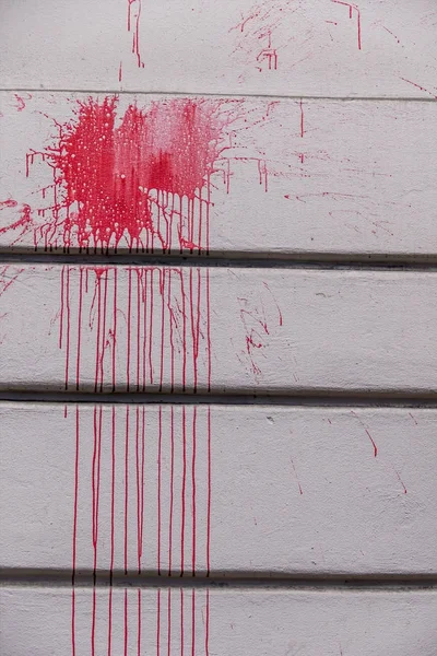 Rote Farbe spritzt an eine Wand — Stockfoto