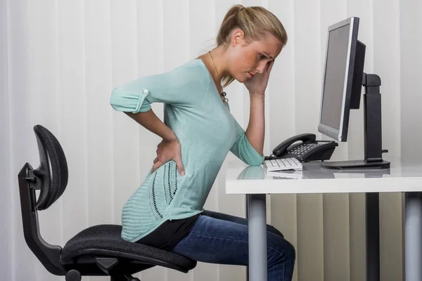 Kadın ofiste sırt ağrısı ile — Stok fotoğraf
