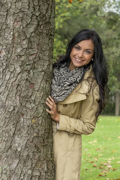 Jonge vrouw met boom — Stockfoto