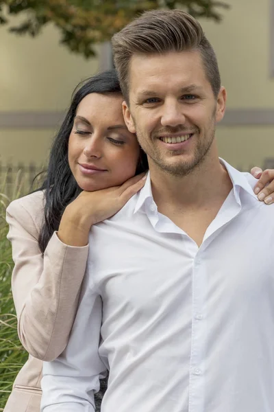 Amorous couple in a park — Stock Photo, Image