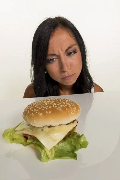 Vrouw met hamburger — Stockfoto