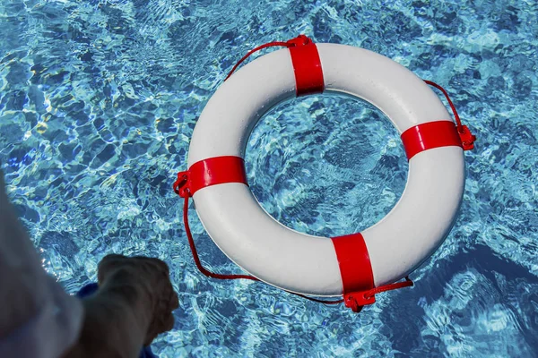 Boia salva-vidas em uma piscina — Fotografia de Stock