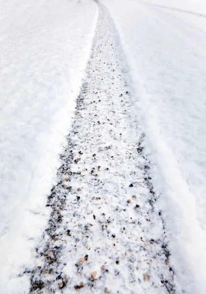 Spuren von Winterreifen im Schnee — Stockfoto