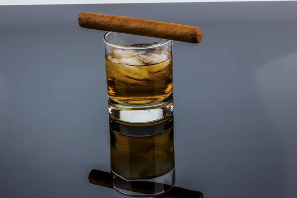 Whisky y cigarro — Foto de Stock