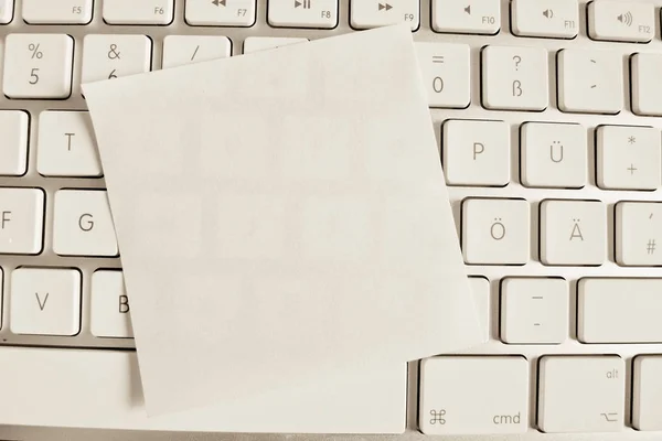 Nota no teclado do computador: em branco — Fotografia de Stock