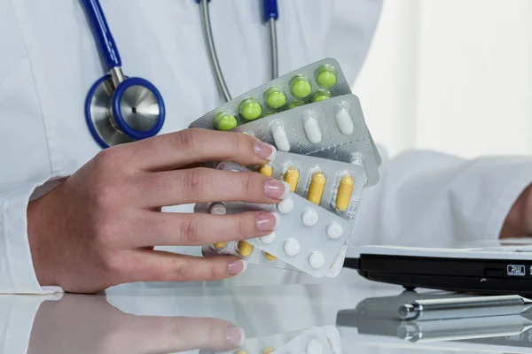 Medico scrive una prescrizione per compresse — Foto Stock
