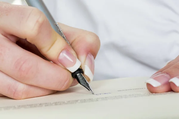 Hand with fountain pen sign contract — Stock Photo, Image