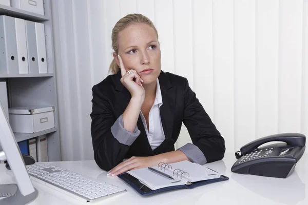 Nachdenkliche Geschäftsfrau im Büro — Stockfoto