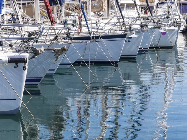 Jachten in een haven — Stockfoto