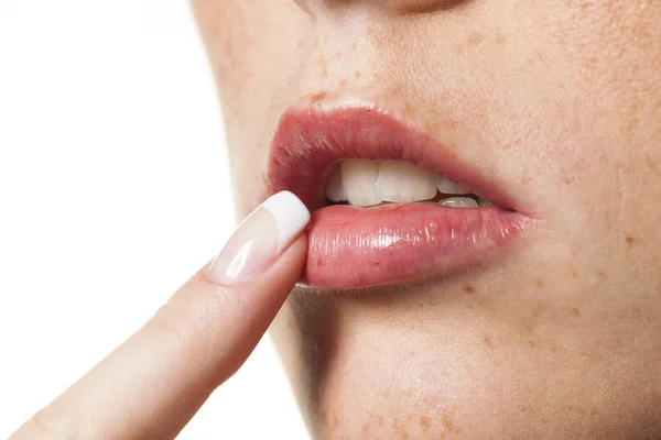 Vinger lippen van een vrouw — Stockfoto