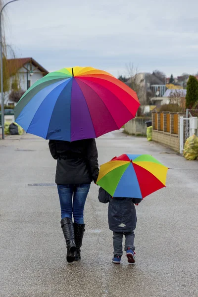 Mother and child with umbrella — Stock Photo, Image