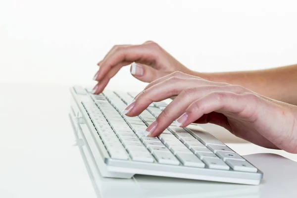 Femme dans le bureau avec ordinateur — Photo