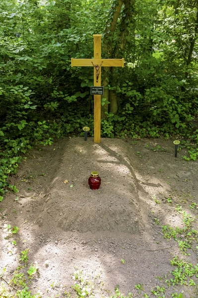 Grab mit Holzkreuz — Stockfoto