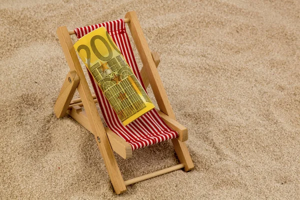 Deck chair with euro bank note — Stock Photo, Image