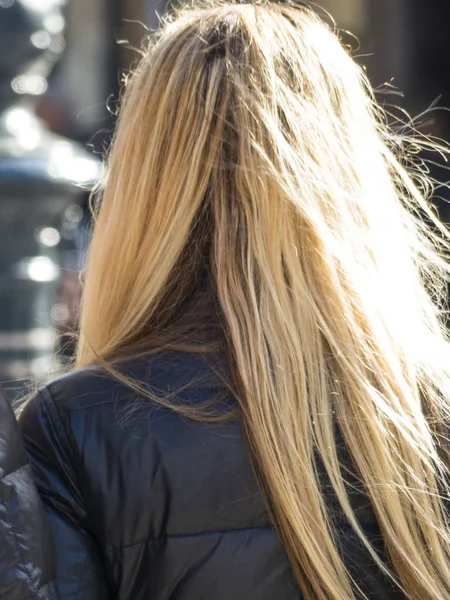 Γυναίκα με ξανθά, μακριά μαλλιά — Φωτογραφία Αρχείου