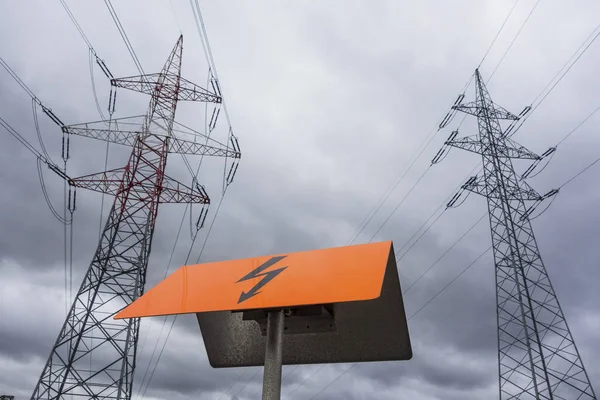 Electricidade de uma linha eléctrica — Fotografia de Stock
