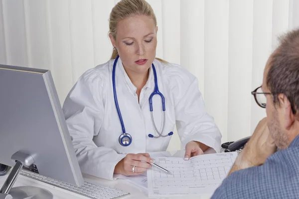 Kvinnliga läkare med stetoskop samtal med patienten — Stockfoto