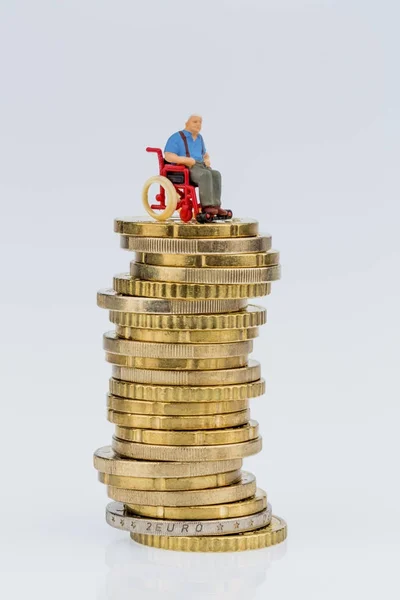 Kobieta na wózku inwalidzkim na stos pieniędzy — Zdjęcie stockowe