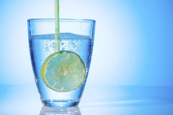 Vattenglas och lime — Stockfoto