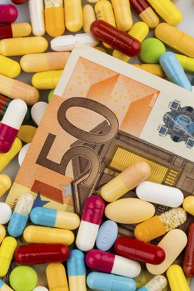 Euro geld rekeningen en tabletten — Stockfoto