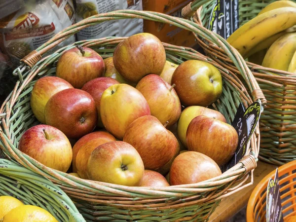 Basket with apples in the market — Stock Photo, Image