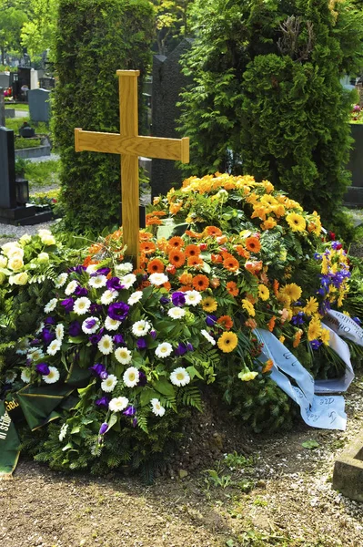 Свіжа могила на цвинтарі — стокове фото