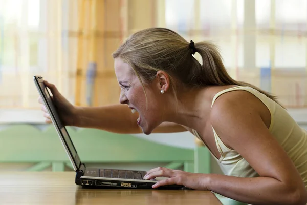 Женщина сердится из-за компьютера — стоковое фото